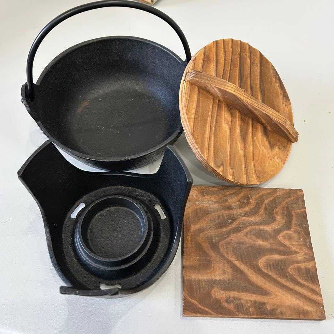 Amazon.co.jp: 南部鉄器 鉄鍋セット 木蓋 敷板付き : ホーム＆キッチン